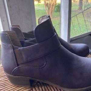 Short brown boot